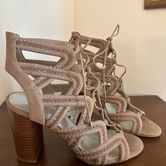 1.State open toed sandal with heel - Picture 2 of 4